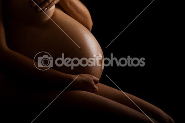 çıplak hamile kadını karnından siyah arka plan